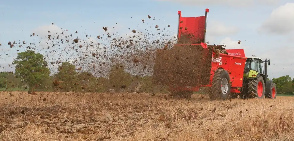 Rozrzutnik obornika JEANTIL EVR w pracy